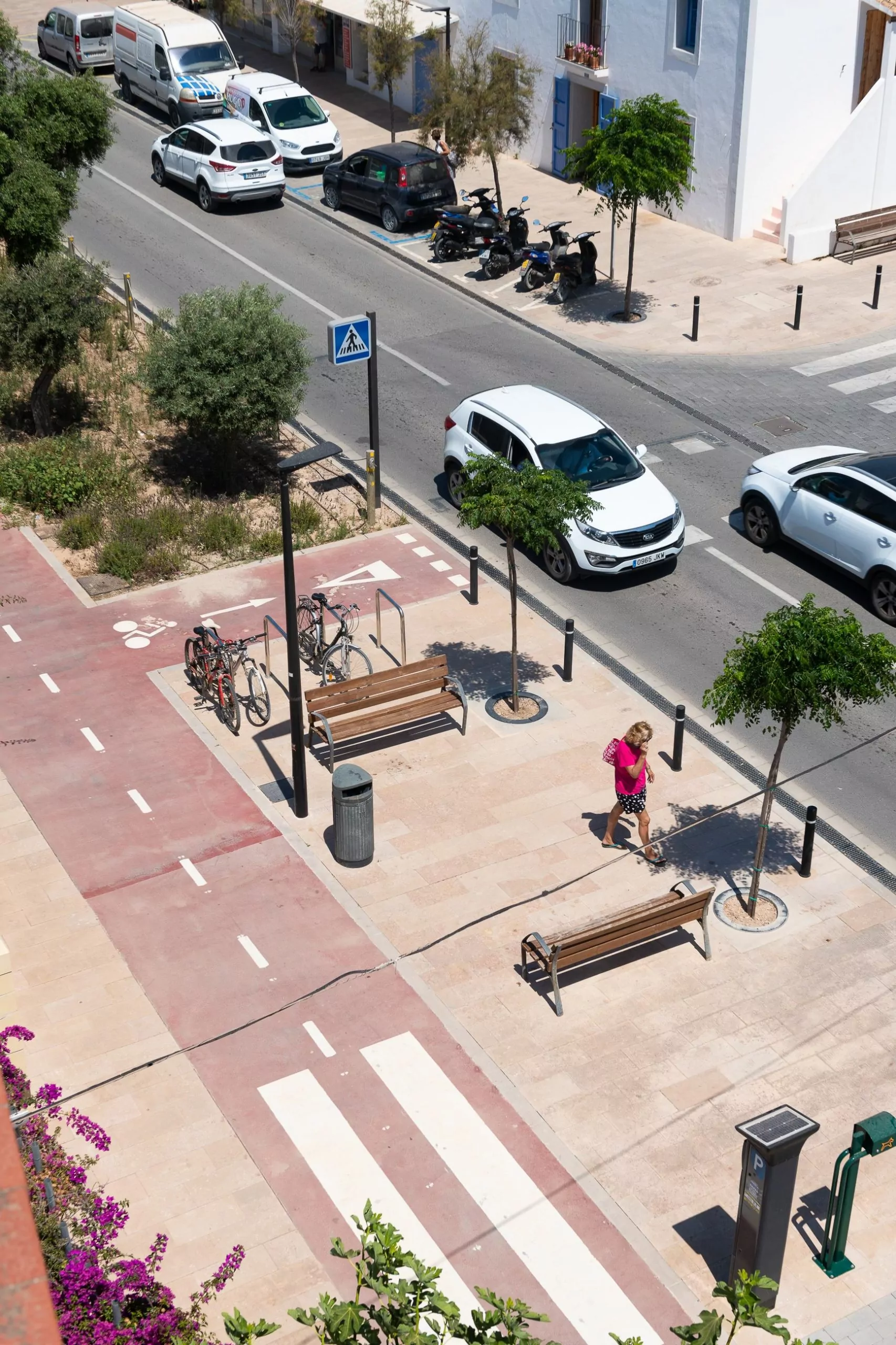 Av. Joan Castelló Guasch, Sant Ferran - Zona de bancs